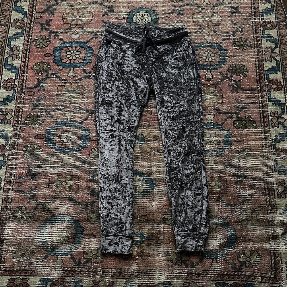 Sz 6 Lululemon Velvet Joggers in Brown Like New